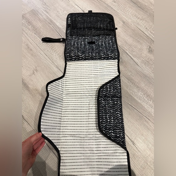 Skip Hop Black and White Chevron Baby Bag - Picture 3 of 4